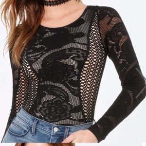 B1G1 FREE 🔥 Small Bebe long sleeved floral textured top Shirt